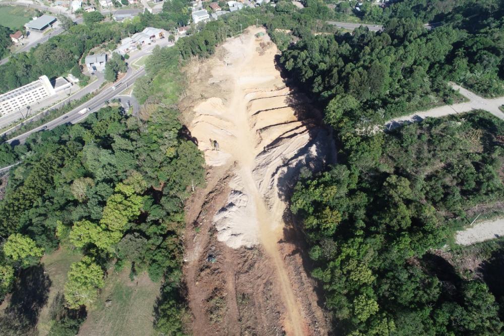 Obra não teve nenhum pedido de licença protocolado na prefeitura e nenhuma empresa ainda se responsabilizou pelo crime ambiental - Fotos: 3º BABM