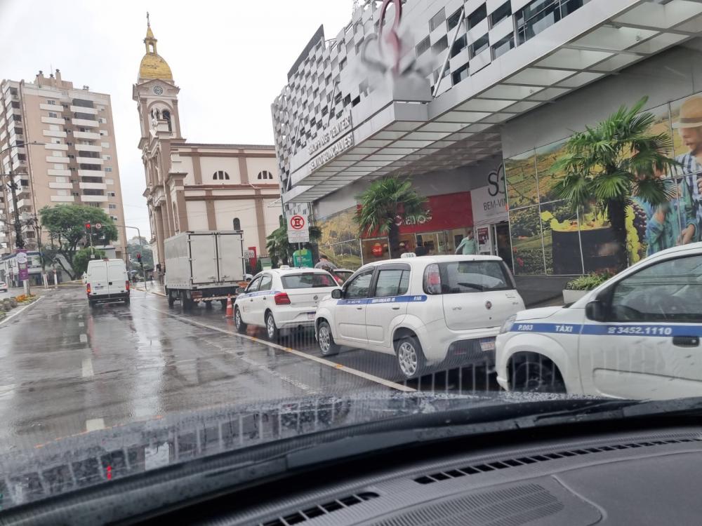 Taxistas esperam há meses por reposição de abrigo para passageiros no Centro de Bento