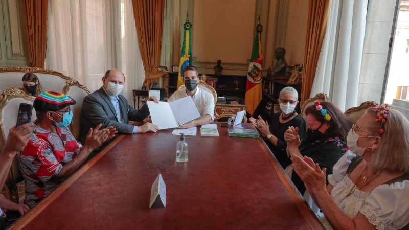 Representantes locais dos povos hunsriqueanos, pomeranos, talians, westfalianos e poloneses participaram do ato - Foto: Itamar Aguiar/Palácio Piratini