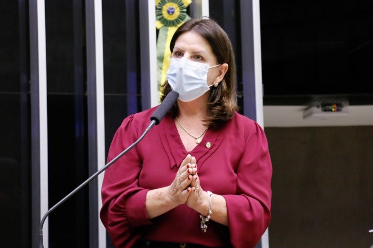 Projeto garante benefícios previdenciários para cuidadoras não remuneradas de idosos ou pessoas com deficiência