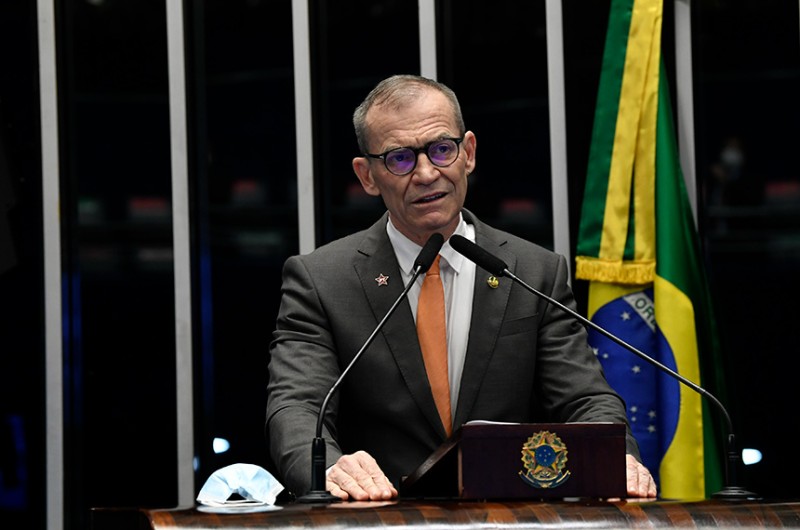 O senador Fabiano Contarato (PT-ES) disse que o Judiciário já adotou esse entendimento, mas a omissão legal dificulta o exercício de direitos por esses casais, como o de adoção - Roque de Sá/Agência Senado