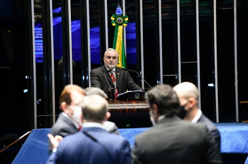 O senador Jean Paul Prates (PT-RN), relator dos projetos, apresentou novos substitutivos antes da sessão deliberativa desta quarta-feira (23) - Marcos Oliveira/Agência Senado