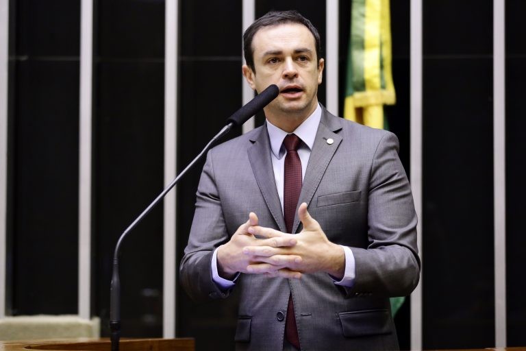 Projeto permite substituição de taxímetro por aplicativo para definir preço de corrida