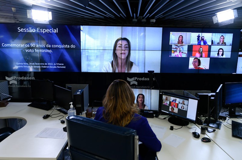 Parlamentares e convidadas reinvindicaram mais espaços de poder para as mulheres durante a sessão especial - Edilson Rodrigues/Agência Senado