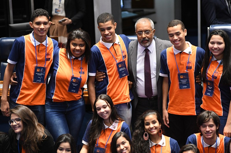 O senador Paulo Paim (PT-RS), autor do projeto, com alunos do Jovem Senador, em 2018