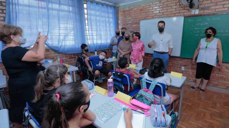 Os 340 alunos da instituição foram beneficiados com novos conjuntos de mesa e cadeira, investimento com recursos do Fundeb - Foto: Itamar Aguiar / Palácio Piratini