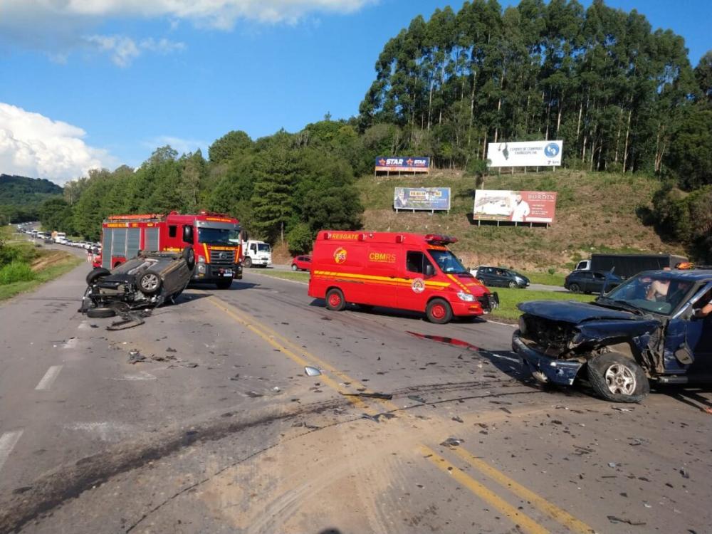Apesar da violência da colisão, os motoristas sofreram apenas ferimentos leves
