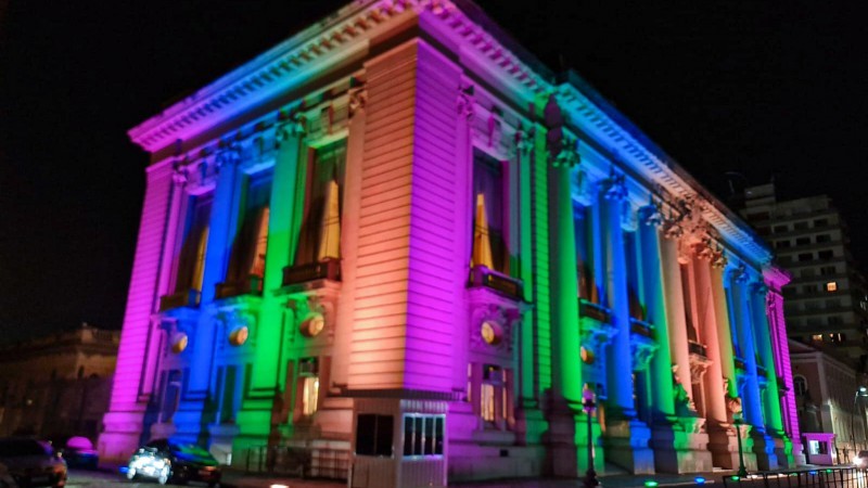 Fachada do Palácio Piratini já estava com as cores para lembrar o Dia Mundial de Doenças Raras uma semana antes da data - Foto: Itamar Aguiar / Palácio Piratini
