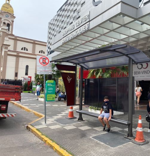 Prefeitura Municipal utilizou uma parada de ônibus para solucionar o problema da falta de abrigo no ponto de táxi - Foto: Prefeitura de Bento Gonçalves