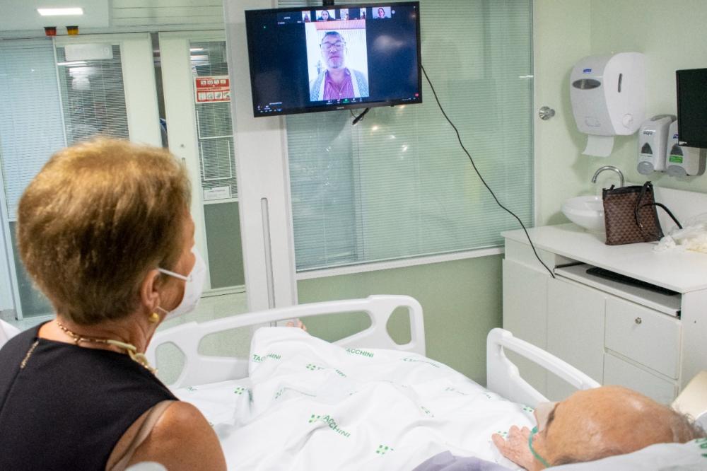 Casal Ana Maria e Ney Caldeira comemoraram os 60 anos de casados mesmo com ele internado na UTI do hospital - Fotos: Alexandre Brusamarello