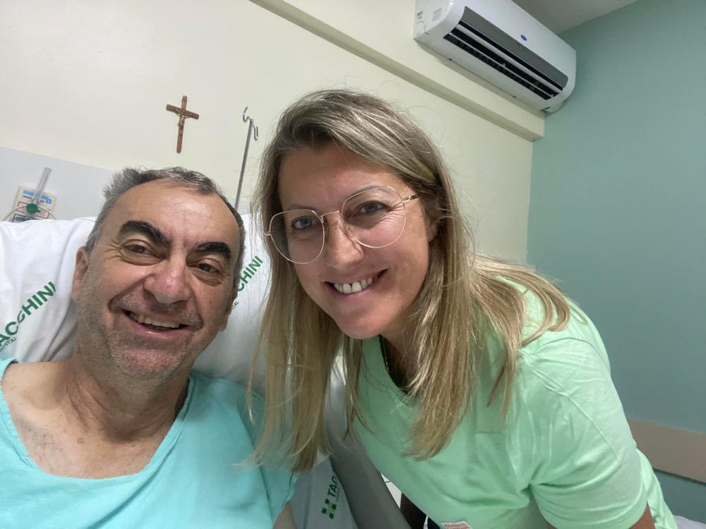 Vice-prefeito postou foto nas redes sociais ao lado da esposa Idones - Foto: Reprodução/Facebook