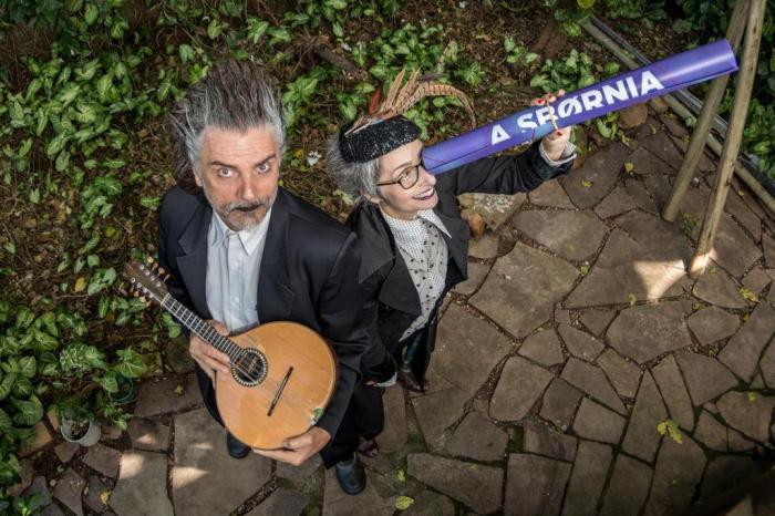 Hique Gomez e a pianista Simone Rasslan se apresentam às 19h30 no palco da Vila Típica