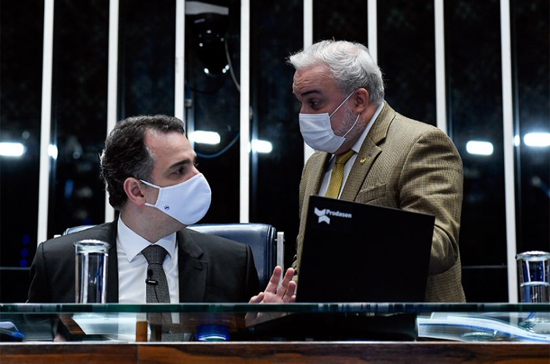 O presidente do Senado, Rodrigo Pacheco (à esq.) pautou as propostas para o Plenário desta quarta-feira. Os projetos estão sob relatoria do senador Jean Paul Prates (à dir.)