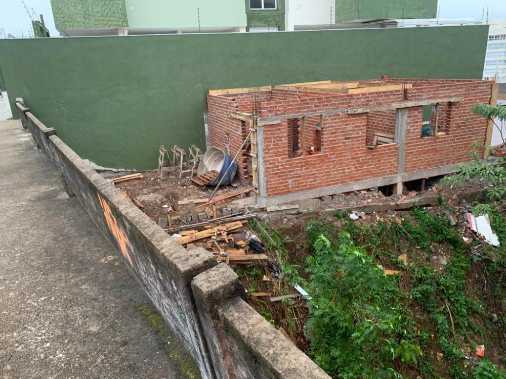 Obra em barranco junto à ferrovia revolta moradores do bairro Humaitá, em Bento