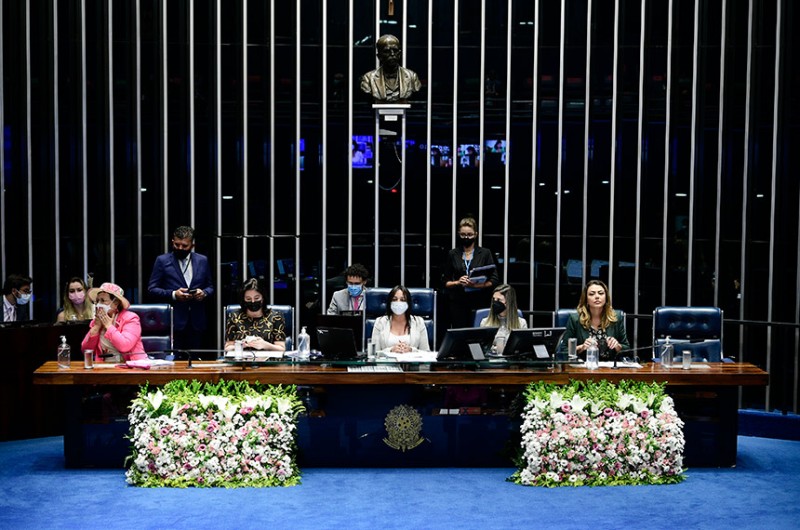 Ad senadoras Eliziane Gama e Rose de Freitas (acima) com a ex-senadora Marina Silva e a médica Margareth Dalcomo, convidadas da sessão - Pedro França/Agência Senado