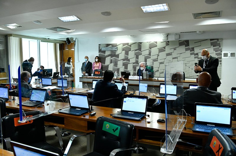 Parlamentares manifestaram preocupação com aumento da inflação provocado pela alta do petróleo e possível suspensão da importação de fertilizantes da Rússia - Geraldo Magela/Agência Senado