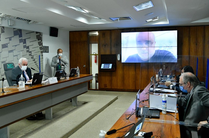 Requerimento do senador Jean Paul Prates (telão) pede esclarecimentos do presidente e de executivos da Petrobras - Geraldo Magela/Agência Senado