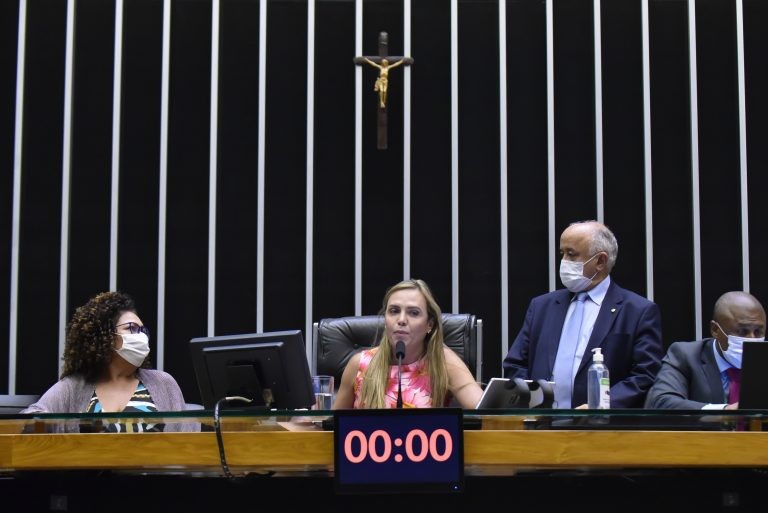 Câmara aprova projeto que evita suspensão de repasses para ações de combate à violência contra a mulher; acompanhe