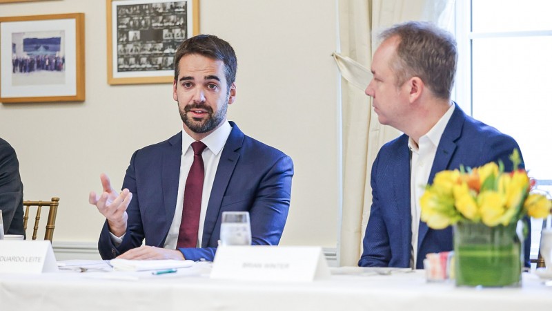 Governador Leite e o vice-presidente para políticas públicas do Council of the Americas, Brian Winter - Foto: Maicon Hinrichsen / Palácio Piratini