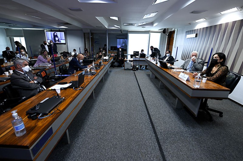 A atriz Letícia Sabatella, representante do Ato pela Terra, cumprimenta o senador Fabiano Contarato - Edilson Rodrigues/Agência Senado