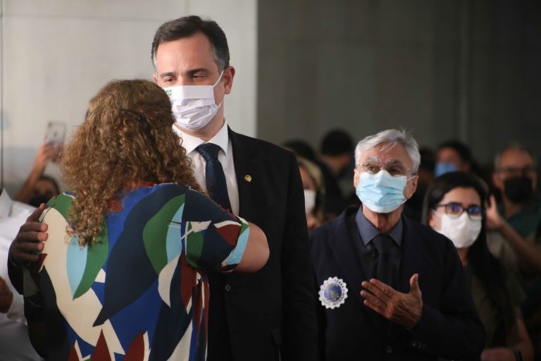Rodrigo Pacheco com deputados e Caetano Veloso (de máscara azul) - (Foto: Paulo Sergio/Câmara dos Deputados)