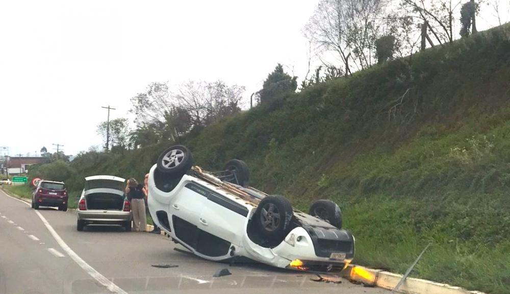 Apesar do susto, motorista da Duster sofreu apenas ferimentos leves