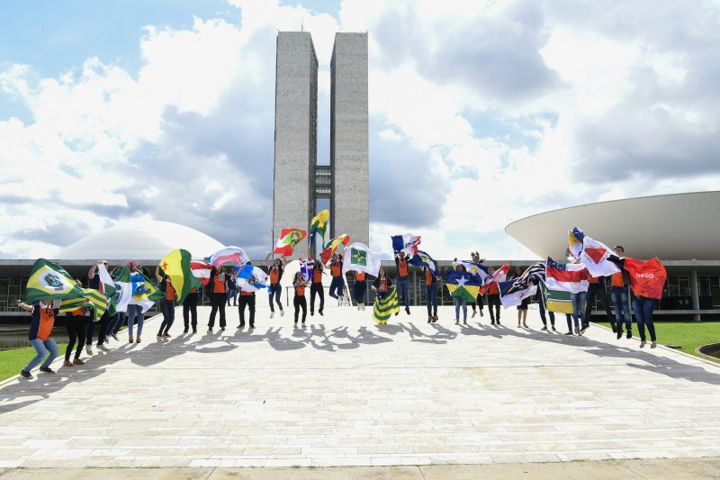 Participantes do programa Jovem Senador de 2019 em frente ao Congresso Nacional