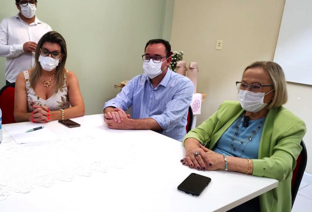 Prefeito Diogo Siqueira (c) quer construir mais um andar com leitos de UTI no Complexo Hospitalar