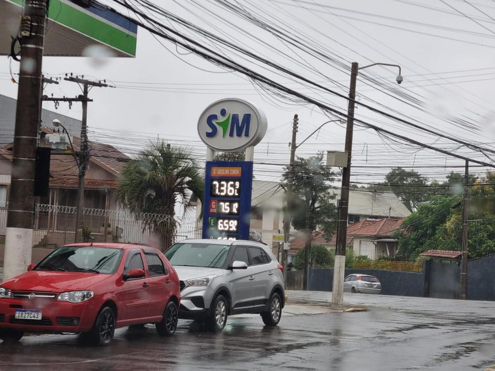 Litro da gasolina comum chegou a R$ 7,73 em alguns postos da cidade - Fotos: NB Notícias