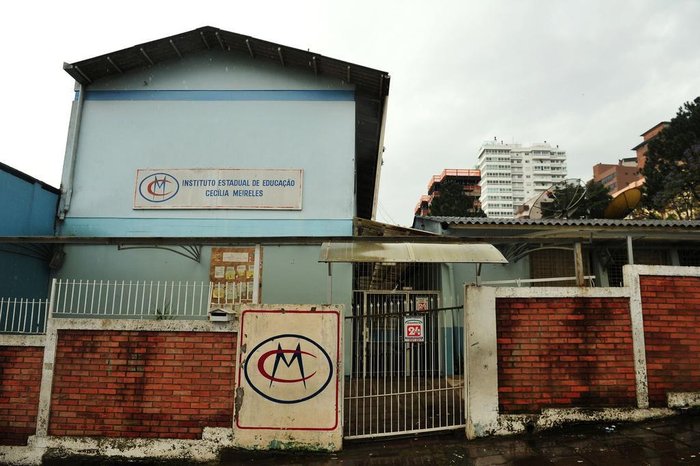Alunos do noturno do Cecília Meireles cobram retomada de horário de ônibus