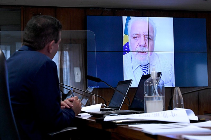 O senador Jaques Wagner (na tela) durante a reunião da CAE nesta terça; ele foi o relator do projeto - Edilson Rodrigues/Agência Senado
