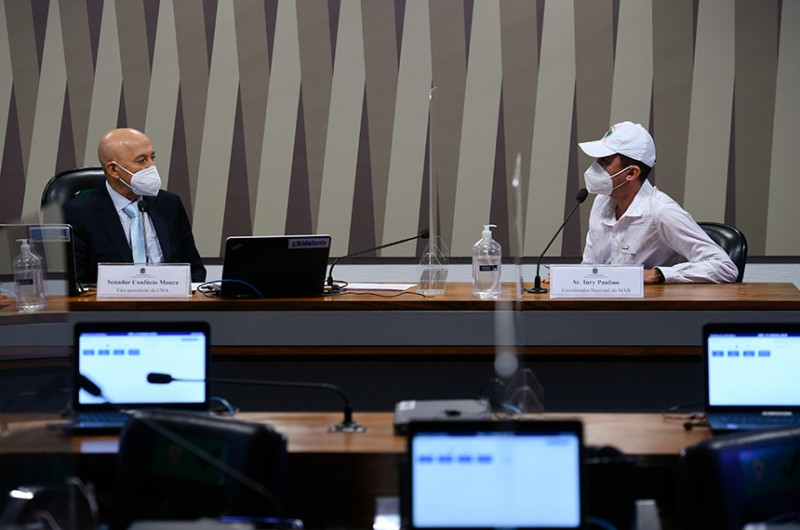 O senador Confúcio Moura, que comandou o debate, e Iury Paulino, da coordenação do MAB - Edilson Rodrigues/Agência Senado