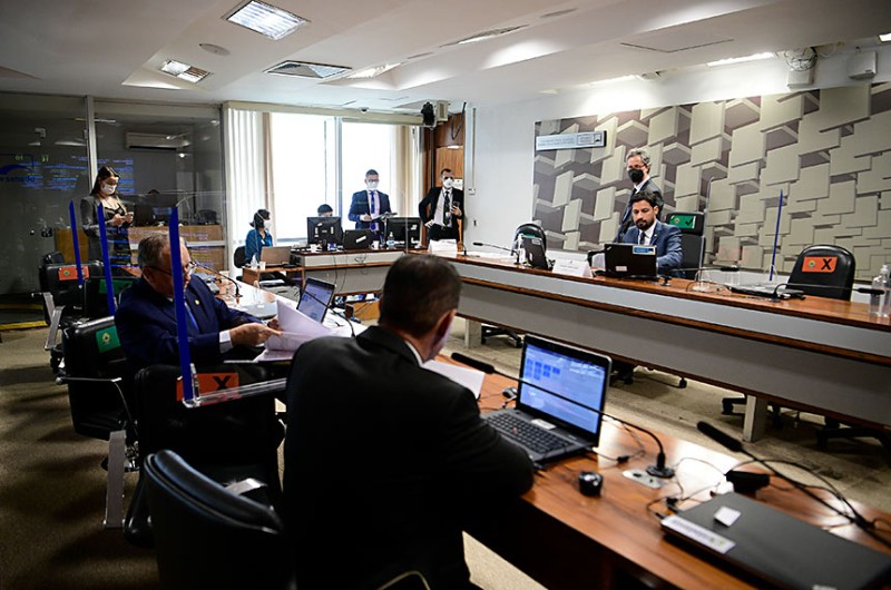 O presidente da CCT, Rodrigo Cunha, e senadores na reunião desta quinta - Pedro França/Agência Senado