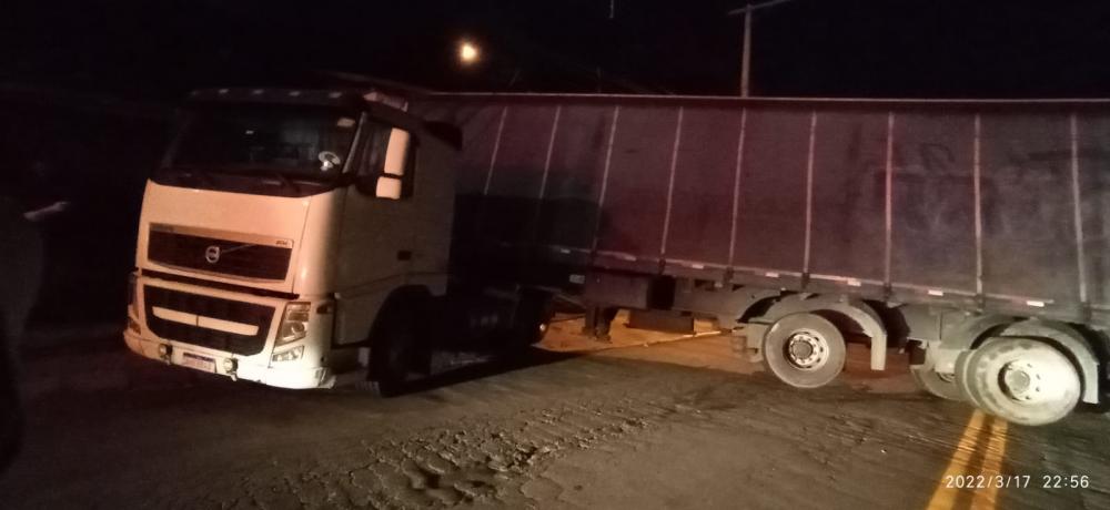 Carreta com 24 toneladas não vence a subida e tranca rua no bairro Verona