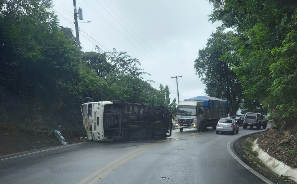 Caminhão tombou no quilômetro 200 da rodovia, mas motorista não sofreu ferimentos - Fotos: Divulgação