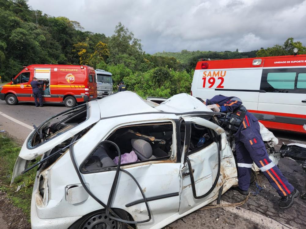 Motorista do Gol de 33 anos sofreu graves ferimentos e foi levado para o Hospital Tacchini