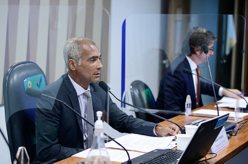 O senador Romário, presidente da comissão, ao lado de Carlos Portinho, relator do colegiado - Pedro França/Agência Senado