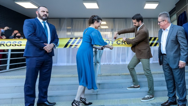 Leite e Heloisa Kuser cortam a fita inaugural acompanhados pelo vice Ranolfo e Paim, secretário nacional de Segurança Pública - Foto: Gustavo Mansur / Palácio Piratini