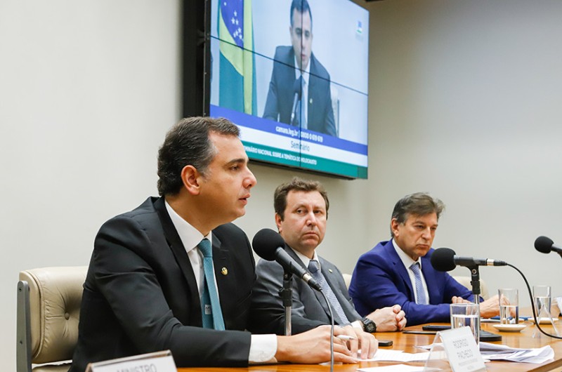 Rodrigo Pacheco (E) no evento promovido pela Confederação Israelita, nesta quarta - Agência Senado