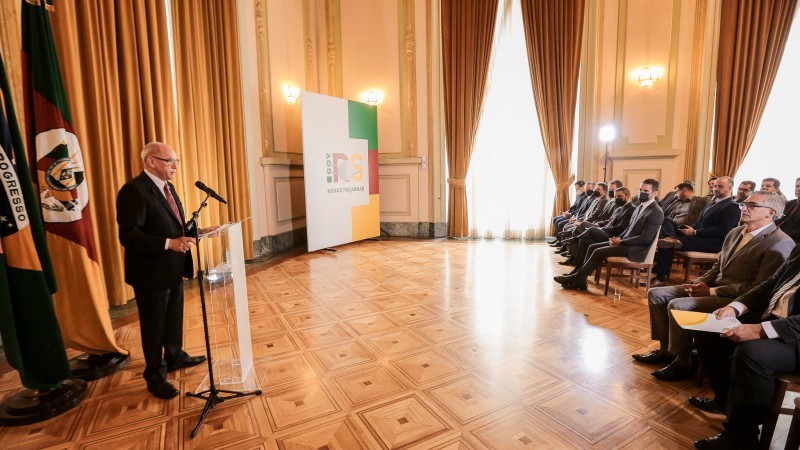 Ex-conselheiro do TCE-RS, Lorenzon (ao microfone) exerceu três mandatos como deputado estadual - Foto: Gustavo Mansur / Palácio Piratini