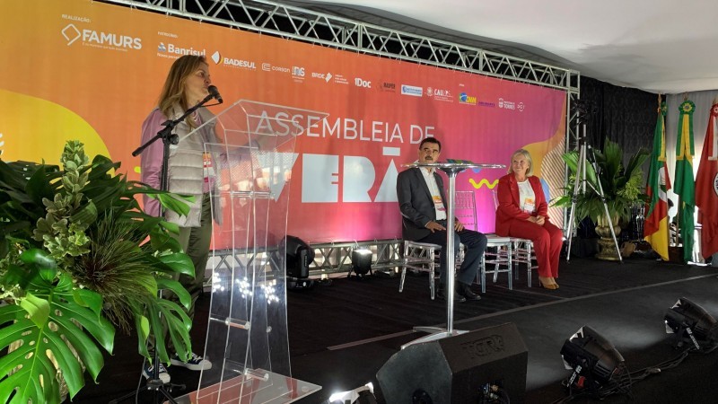 BRDE apresenta programa que fortalece parceria com municípios em encontro organizado pela Famurs