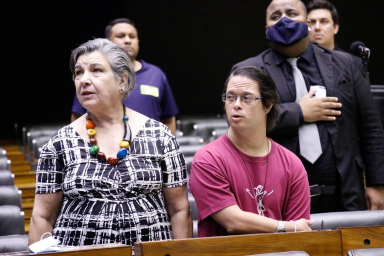 Pessoas com Down e familiares participaram da sessão solene - (Foto: Marina Ramos/Câmara dos Deputados)