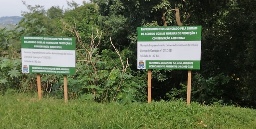 Placas utilizadas no empreendimento são de uma indústria de embalagens e de uma empresa de estofados