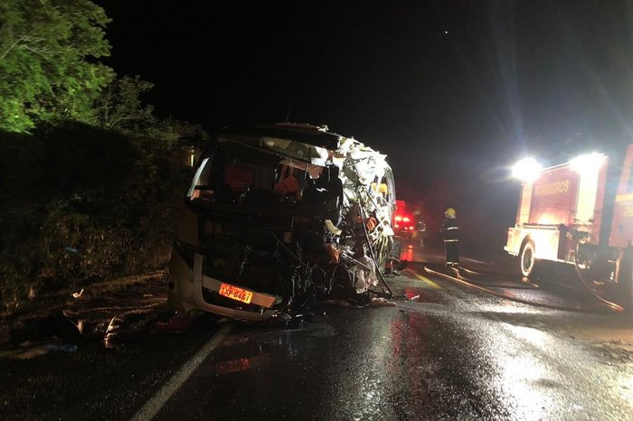 Motorista do ônibus e quatro militares não resistiram à gravidade dos ferimentos e perderam a vida no acidente - Foto: Isadora Aires/RBS TV