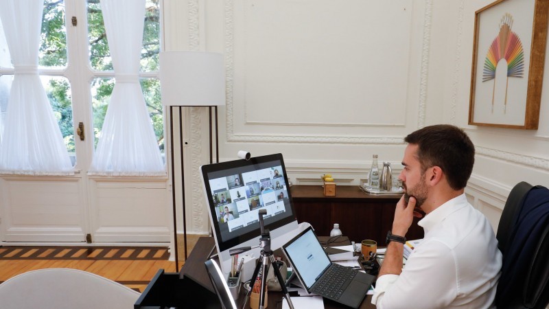 Leite, que renunciará ao cargo de governador na quinta (31), comandou pela última vez a reunião do Gabinete de Crise - Foto: Itamar Aguiar/Palácio Piratini