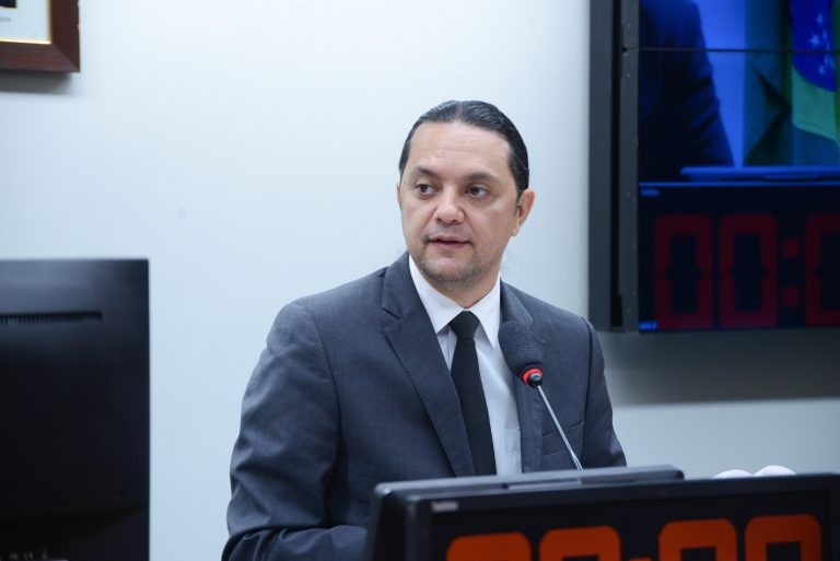 Prado: falta do tratamento prejudica os mais carentes - (Foto: Billy Boss/Câmara dos Deputados)