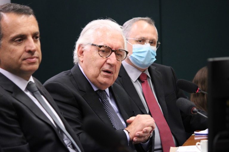 Afif Domingos (C) também defendeu capacitação a distância por meio de plataformas digitais - (Foto: Elaine Menke/Câmara dos Deputados)