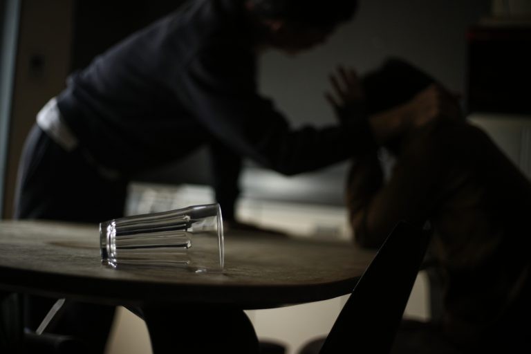 Dinheiro também poderá custear centros de reabilitação para agressores - (Foto: Depositphotos)