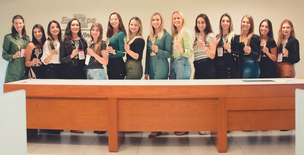 Candidatas a soberanas da 17ª Fenavinho concluem etapa de conhecimento e visitas técnicas