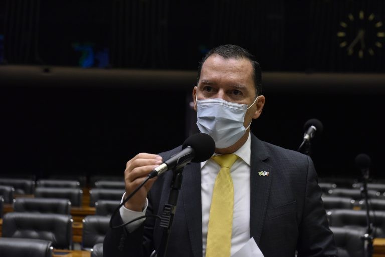 Carvalho lembra que a falta de poda pode causar acidentes - (Foto: Zeca Ribeiro/Câmara dos Deputados)